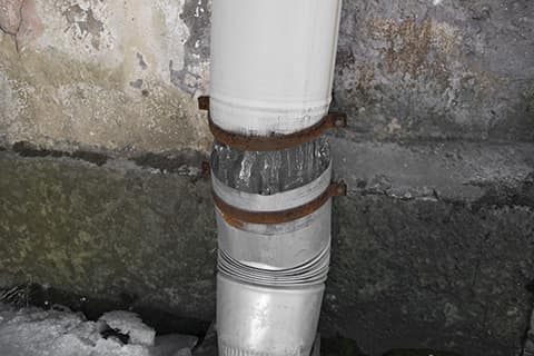 Broken downpipes, roofs and gutters 